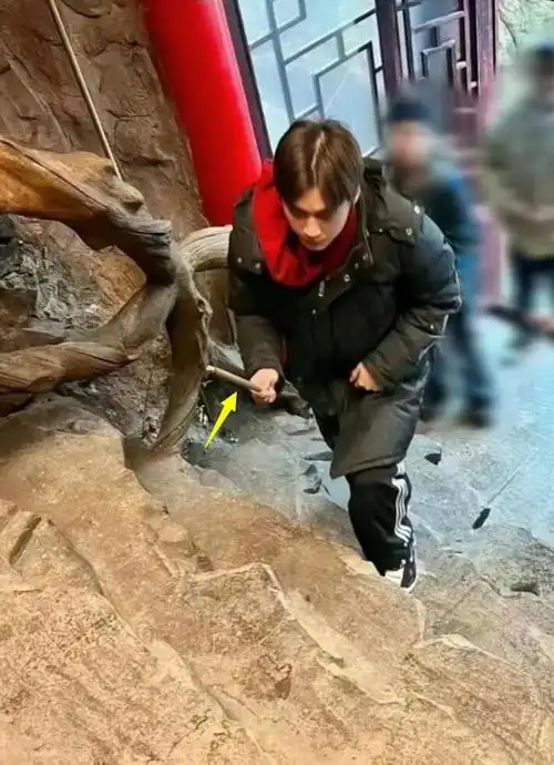 36岁李易峰大孤山被偶遇神情落寞太瘦削多次去寺庙上香祈福