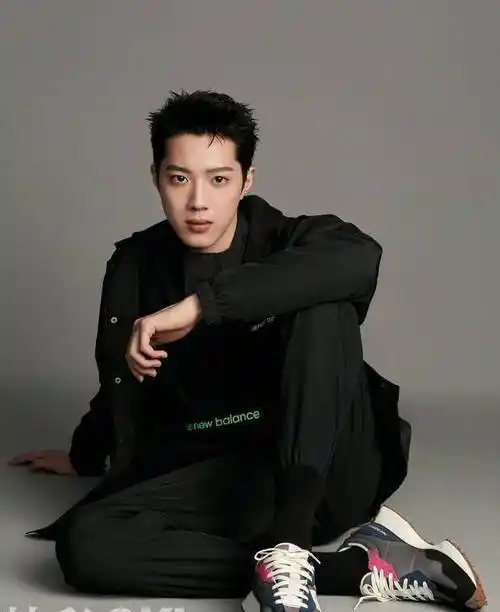 十九岁的赖冠霖好有镜头感,最新时尚大片尽显别样魅力,实在太绝_照片