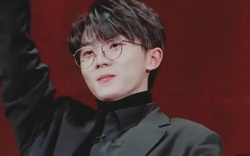 【马嘉祺】"谁能拒绝他的西装和金丝眼镜呢!