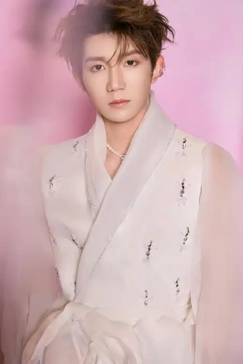 王源  qq音乐超级巅峰之夜造型,高定小王子登场,上身peet dullaert