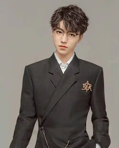 王俊凯,王源与易烊千玺于2013年出道,当时平均年龄只有12岁,人气爆红