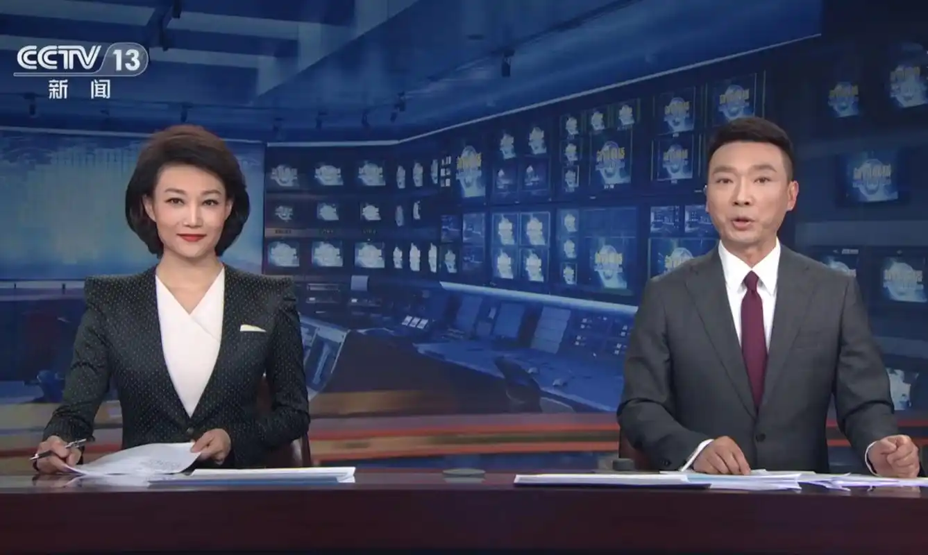 央视《新闻联播》播报急稿,主播潘涛长时间低头念稿