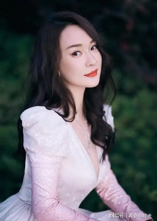 12位娱乐圈"挺胸而出"的女明星,一个比一个"胸猛"_网易订阅