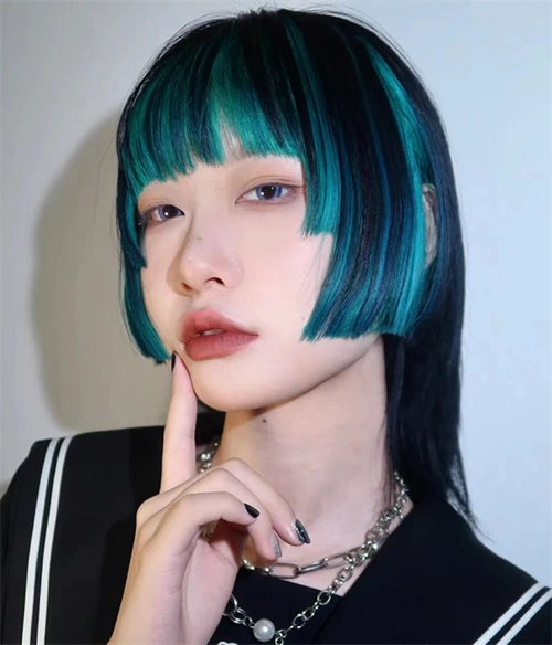 公主切狼尾发型,黑色为底,绿色为挑染色,并且加入更多的公主切层次后