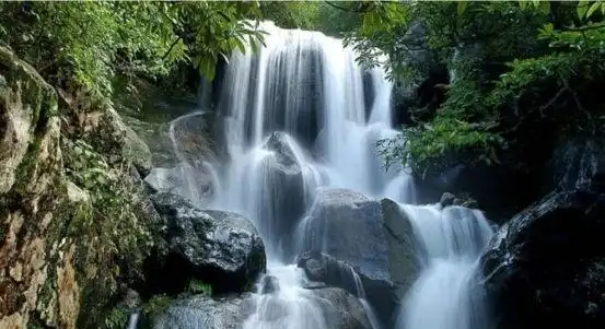 江西宜春明月山,奇峰险壑温泉飞瀑,山上"有石夜光如月"而得名