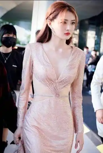 徐璐化身人鱼公主身穿修身镂空亮片裙亮相凹凸曲线够迷人