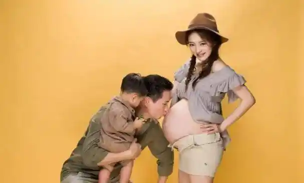 安以轩晒二胎孕肚照陈荣炼甜蜜亲吻超幸福肚子上妊娠纹太抢镜