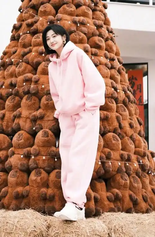 景甜粉粉色一套简直美极了