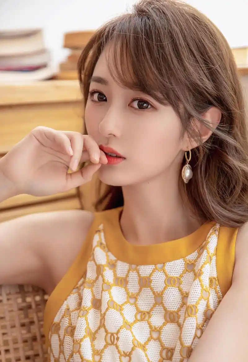 腾讯nba美女主播小七,肤白貌美,绝世容颜,球迷心中的"白月光"