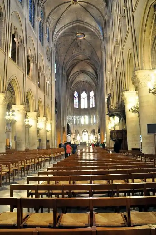 参考巴黎圣母院内饰