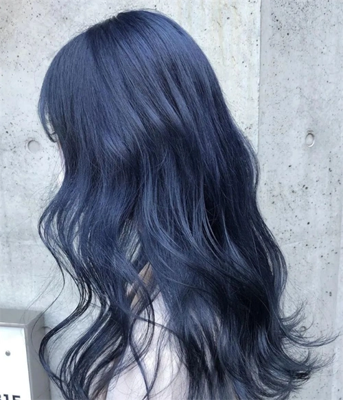 今年染发流行大势 显白蓝黑色染起来_2023年流行发型 - 美发站