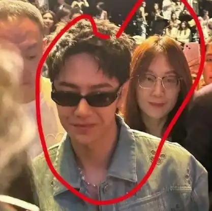 王一博爱上经纪人?两人多个同款被扒,女方已经40多岁._项链_肖战_网友