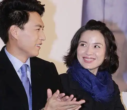 靳东:感谢江珊不嫁之恩 靳东和江珊因拍摄《悲情母子》相遇,靳东对