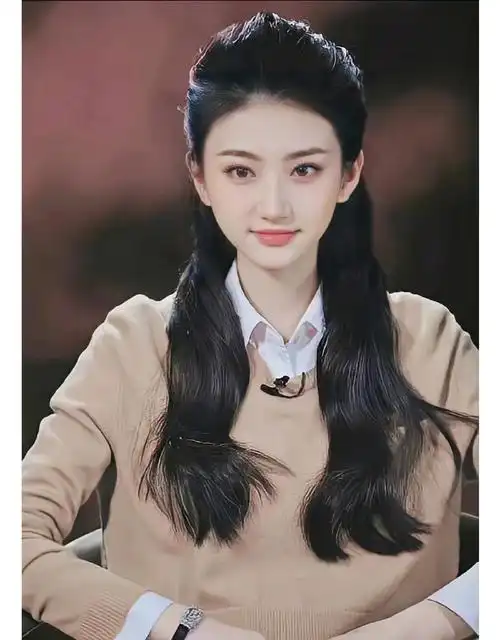 景甜乌发雪肤明艳妆