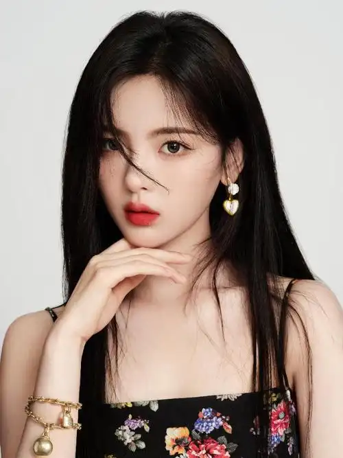 杨超越新写真曝光超小脸大眼睛美貌满分