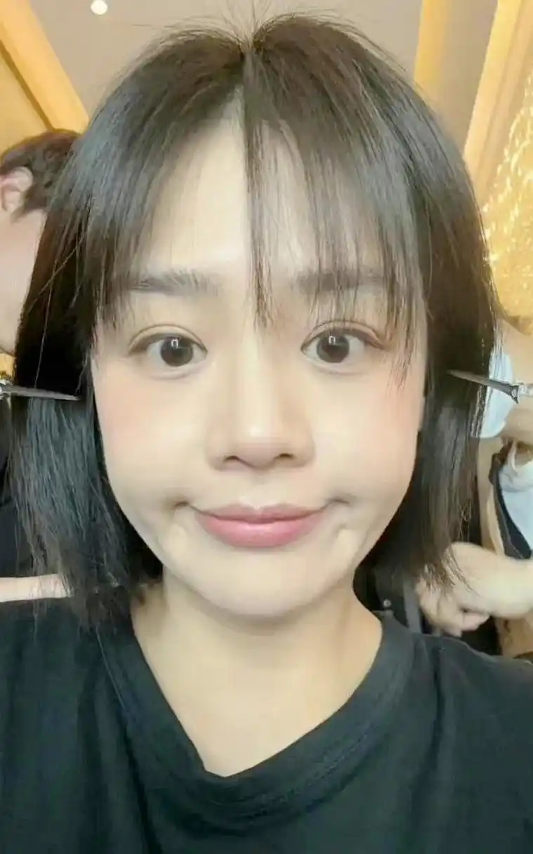 马思纯胖的时候看起来像个大龄女明星,减肥之后脸一下子就变少女了.