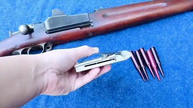 多此一举克拉格约根森步枪专用加弹器看着如同鸡肋一样