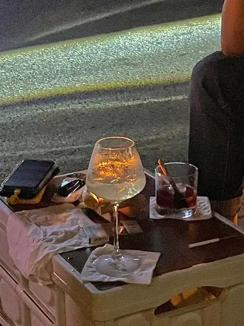 不怕别人的眼光 很随性夜晚吹吹风 和三五好友坐路边聊天喝酒90这种