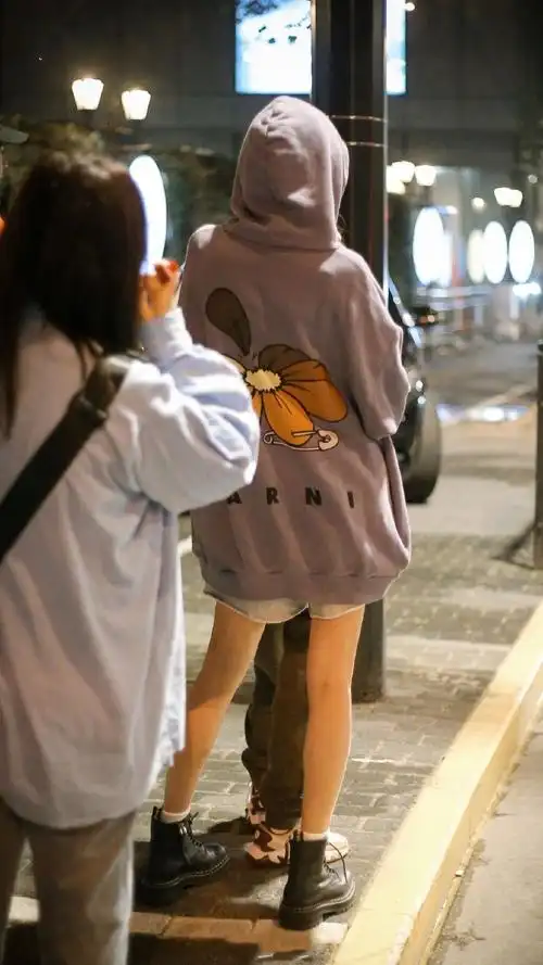 杨幂逛街被抓拍下衣失踪穿法时髦长腿纤细这真是小糯米娘亲吗