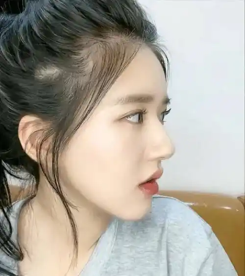 思侧脸张元英的侧颜看起来就更加饱满有肉感,而赵露思确实是脸部扁平