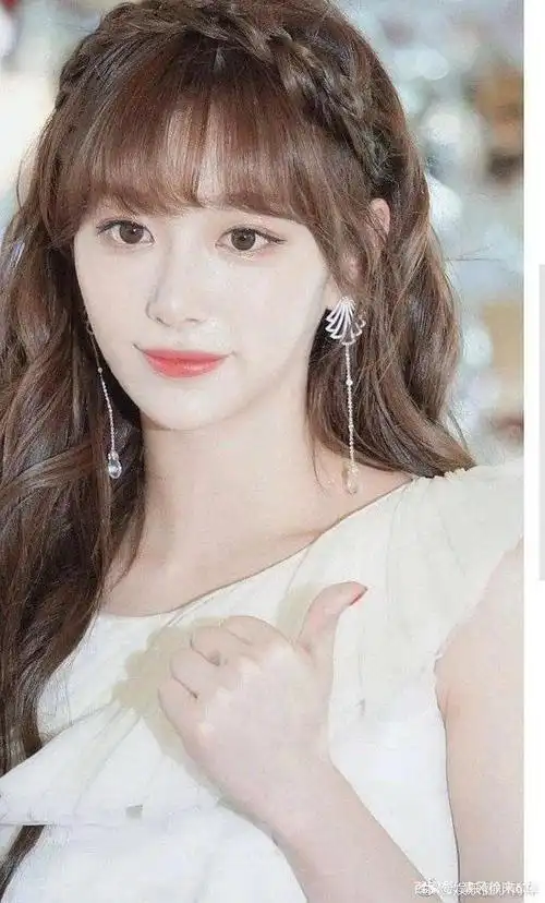 《青你2》练习生孔雪儿齐刘海卷发,标准女团脸,太可了