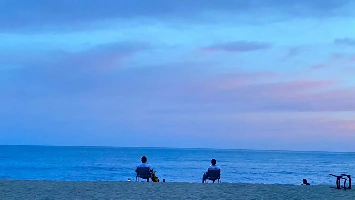 给两个陌生帅哥背影特写.#海边日落晚霞 #落日余晖映晚霞一抹 - 抖音