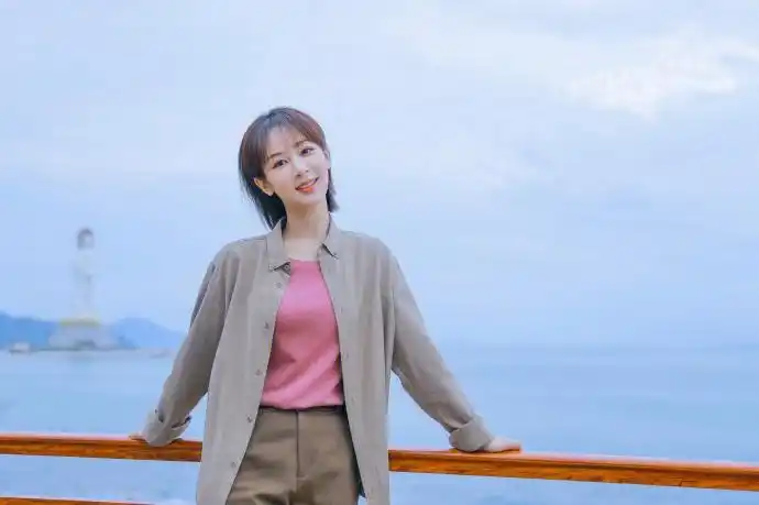 杨紫女心理师海边治愈剧照