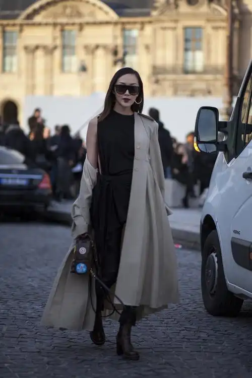 巴黎时装周秀场外街拍:时尚达人教你初秋如何穿搭