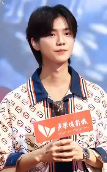 鹿是路的尽头 鹿晗超话 190806 上海堡垒南京路演 "你是夏日里的甜"