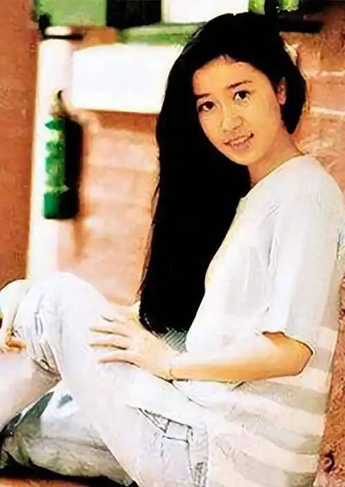 三十年前,佘诗曼瑞士留学旧照,身着比基尼在游艇上尽享青春光彩