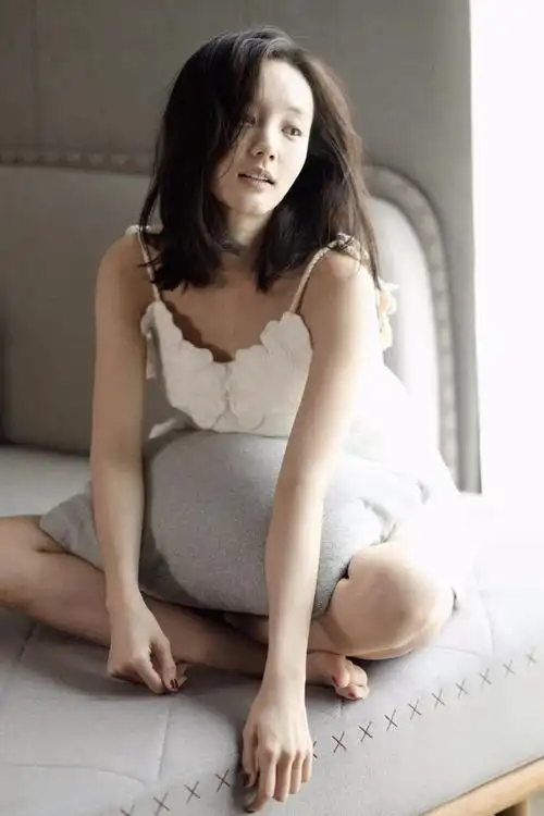 李一桐光脚放飞机座椅上