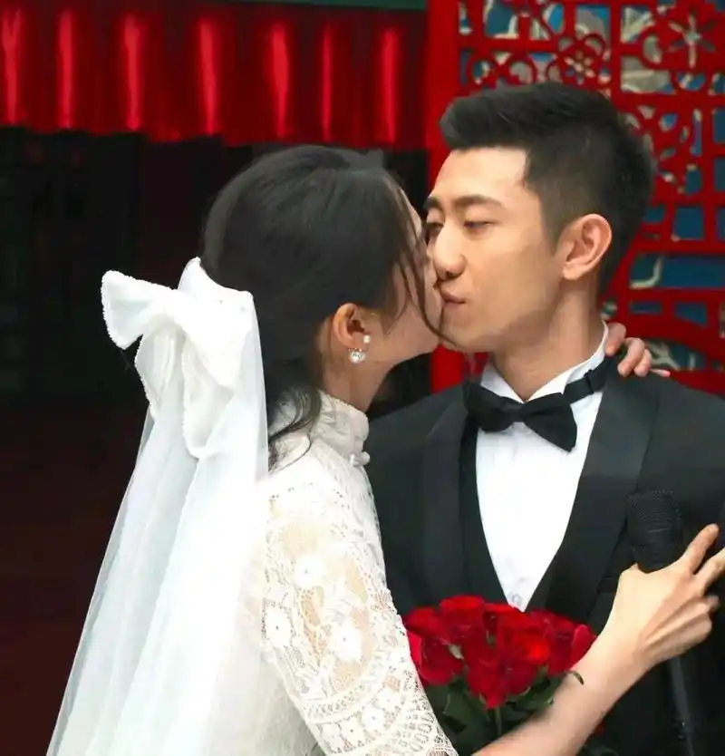 关晓彤和张一山结婚了,网友纷纷表示:那鹿晗呢?