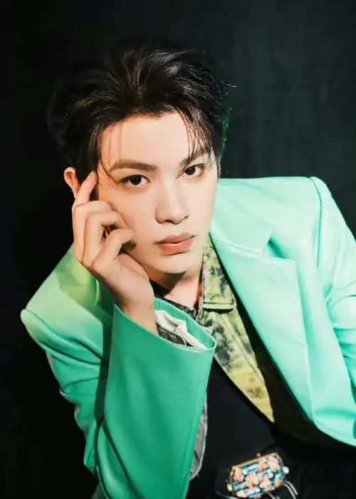 黄明昊薄荷绿西装