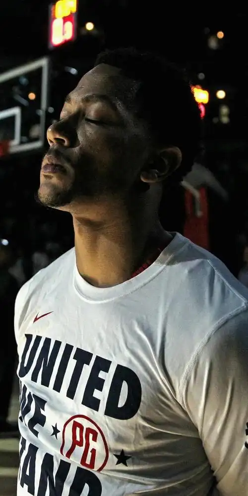 玫瑰依然绽放!爱篮球,爱罗斯的你一定要保存的壁纸