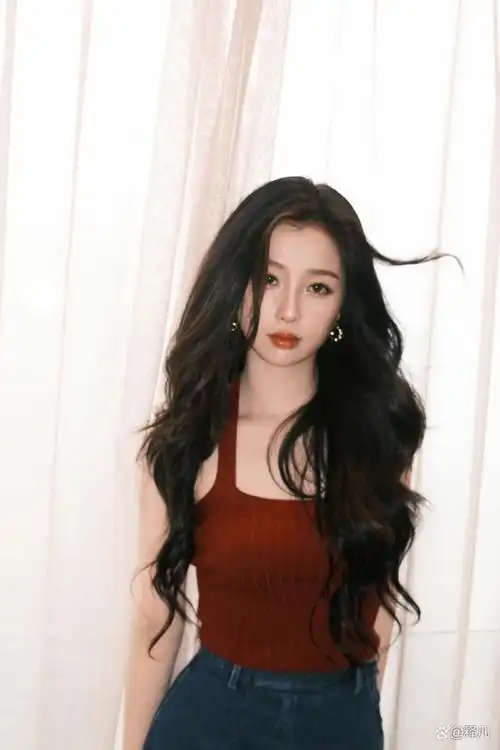 13日,虞书欣最新工作日常照释出,魅力十足.