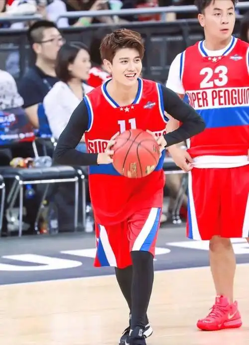 任嘉伦打篮球的照片给大家,他怎么这么好看