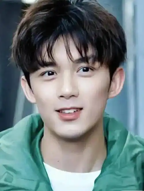 杨紫零下二十度穿裙子直播,吴磊满脸伤口险失明,敬业差距有多大_戏份