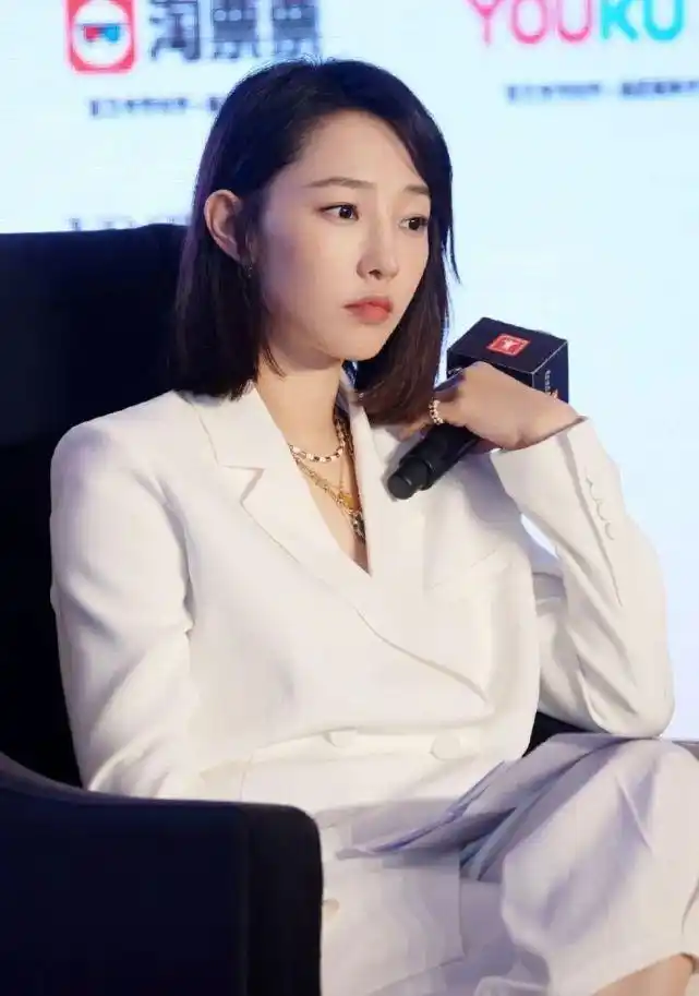 出轨门后白百何久违现身穿白色套装优雅出席活动状态绝美