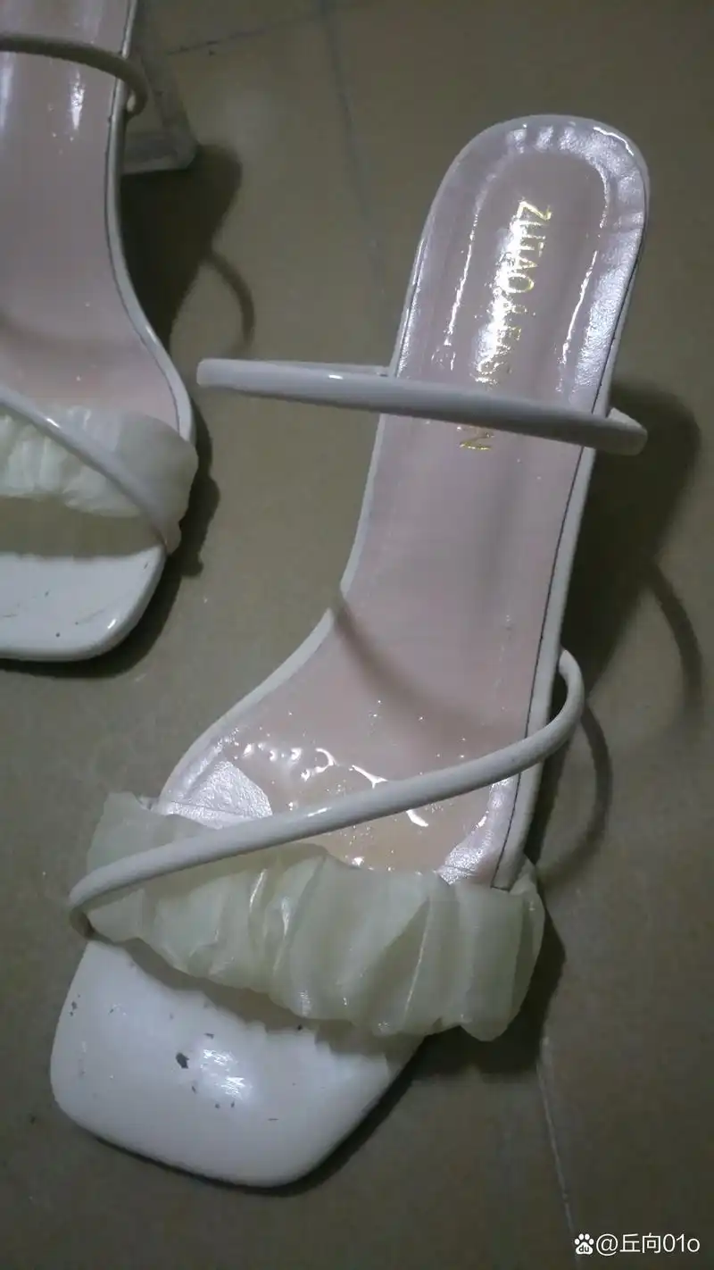 邻居的鞋子都放楼道里,走路都闻到臭味,今天被我放的胶水进去,看她还