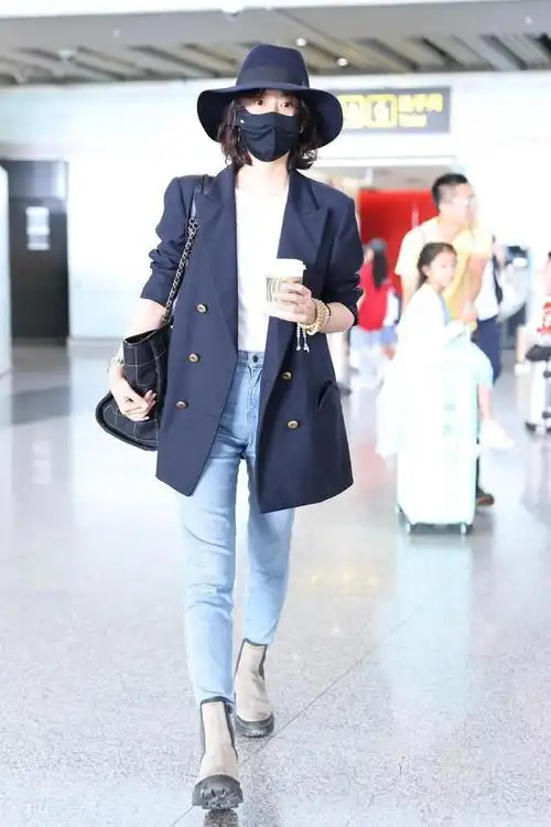 46岁的海清不仅没有身材发福,反而愈发苗条了,这样清爽高级的状态,还