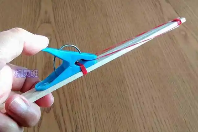 手工制作简单橡皮筋枪所需材料和工具:一次性筷子,1个塑料夹子,3条
