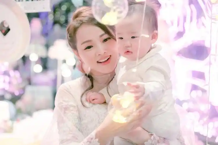 8亿豪门贵妇李小冉备受宠爱董洁家显冷清住宅暴露明星生活