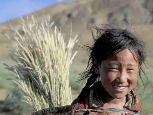 穷女孩被姨妈赶走寒假回家被吓到邻居一言女孩傻了