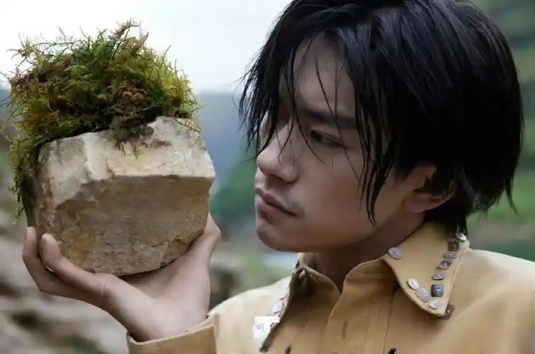 易烊千玺 灵动有力,镜头下的他温柔安静,与小羊同框