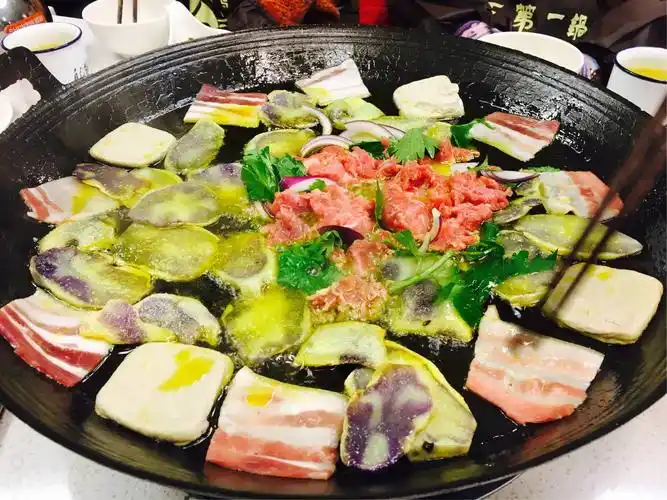 第一天下午的晚餐,古城内的天下第一烙锅.