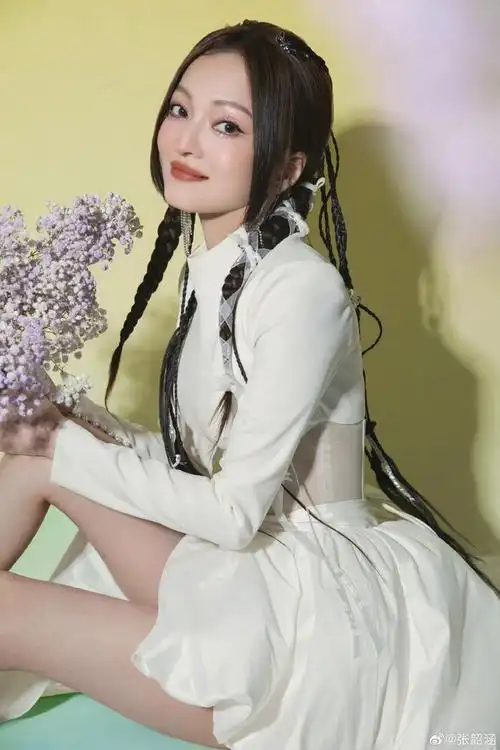 张韶涵晒巡演返图～姐姐身材太好啦!在舞台上真的好像一个完美小手办