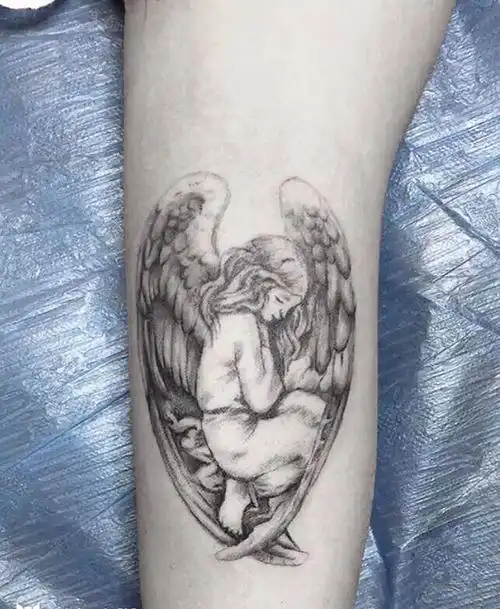 孤独的天使纹身图片_手臂肩部欧美写实点刺天使女孩纹身图案