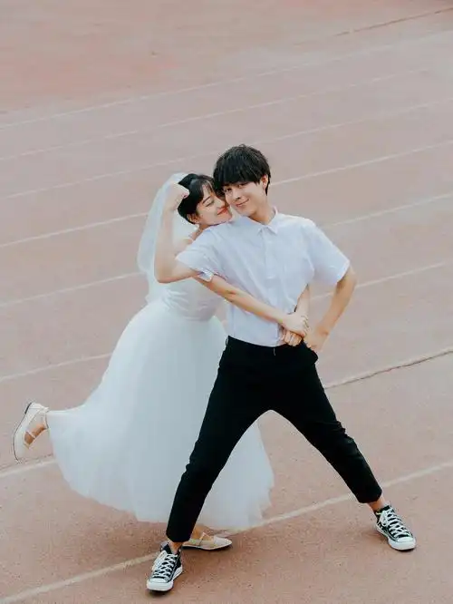 来一组超甜的校园婚纱照