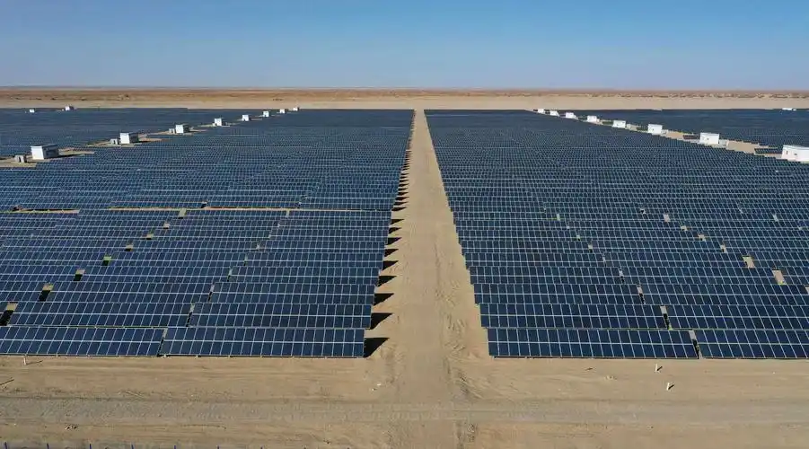 令人震撼的格尔木太阳能电站群,摄影晓予