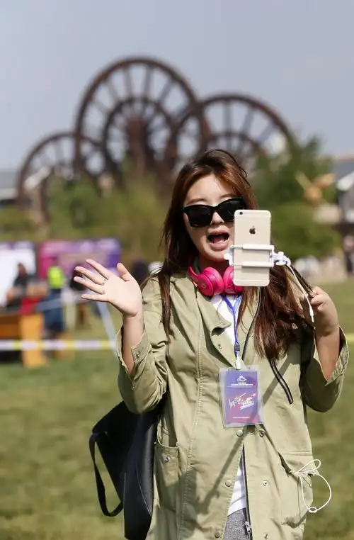 这是国内首支专注极限运动直播的团队,让美女帅哥主播们走向户外,做